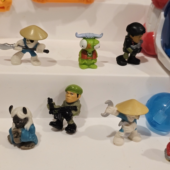 Squinkies Hot Wheels Shark Attack Tank Dispenser and Space Shuttle Set with Gi J - Picture 3 of 16